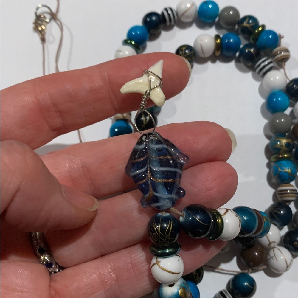 Vintage glass and plastic beads w glass fish, shark tooth pendant 40” necklace - Picture 4 of 4